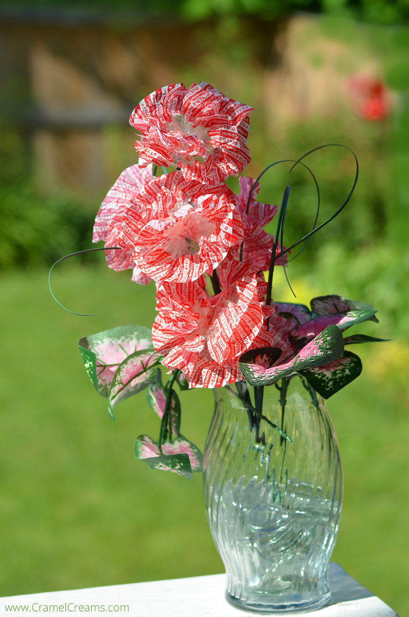 Fun recycling craft for the kids! Turn candy wrappers into a bouquet of flowers.